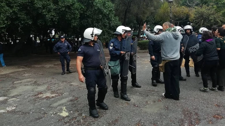 «Πεδίο μάχης» το Ηράκλειο για το πάρκο Γεωργιάδη – Πετροπόλεμος και κυνηγητό μεταξύ πολιτών και ΜΑΤ (εικόνες, βίντεο)